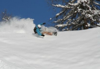  Snowboard en pleno giro en nieve polvo 